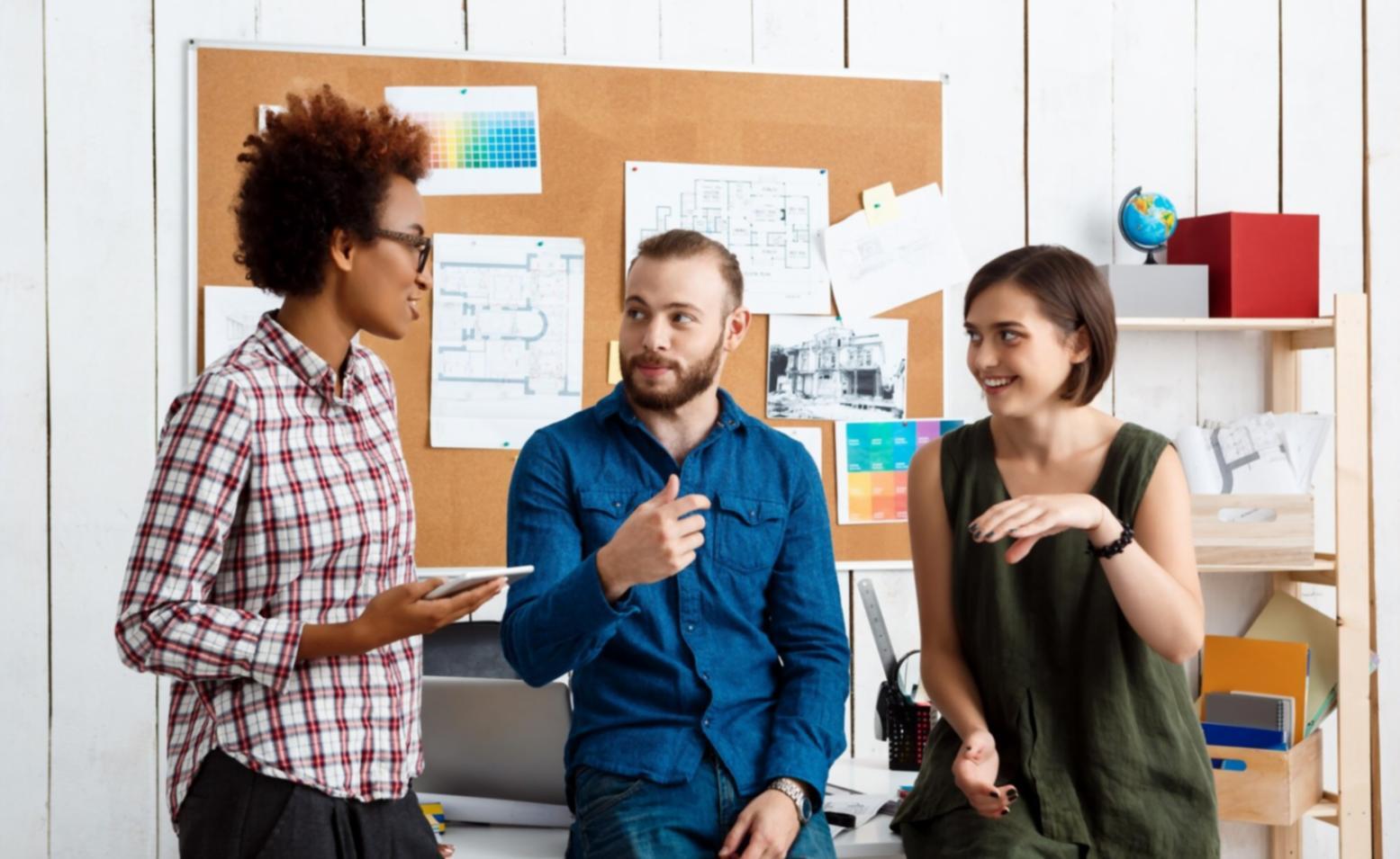 Profesionales analizando documentación financiera en reunión estratégica