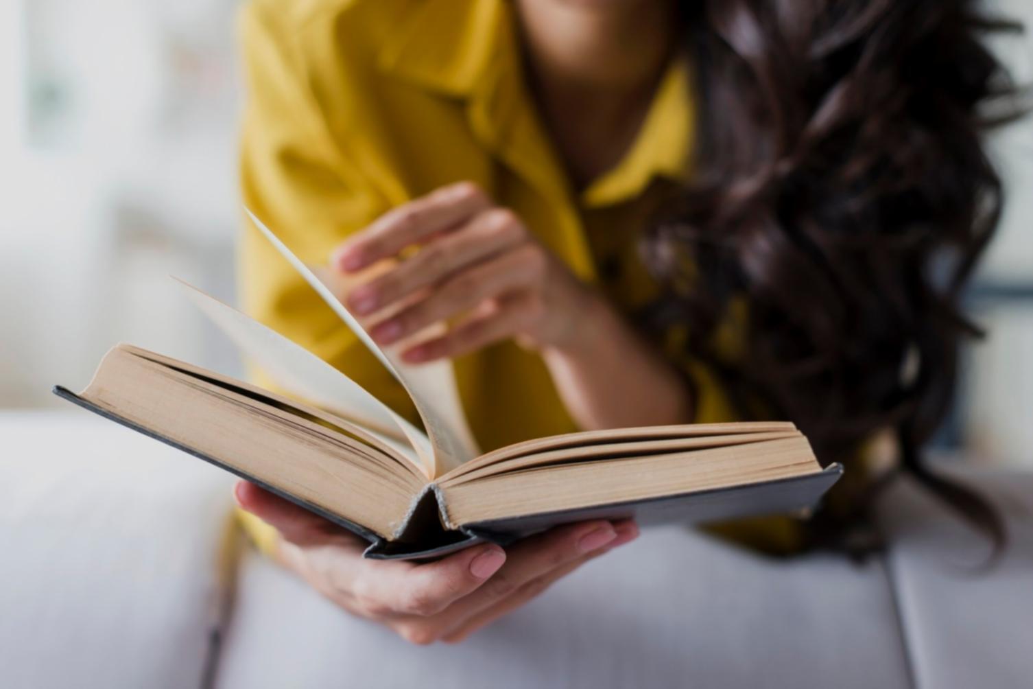 Equipo de trabajo colaborando en estrategia de negociación empresarial