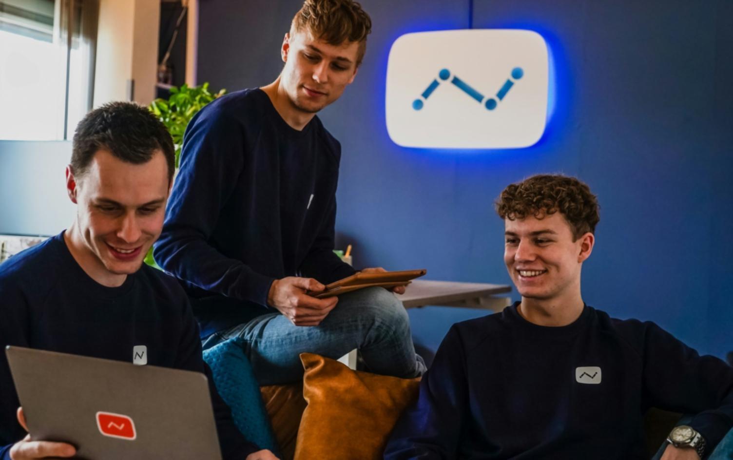 Profesionales colaborando en sesión de formación sobre negociación financiera